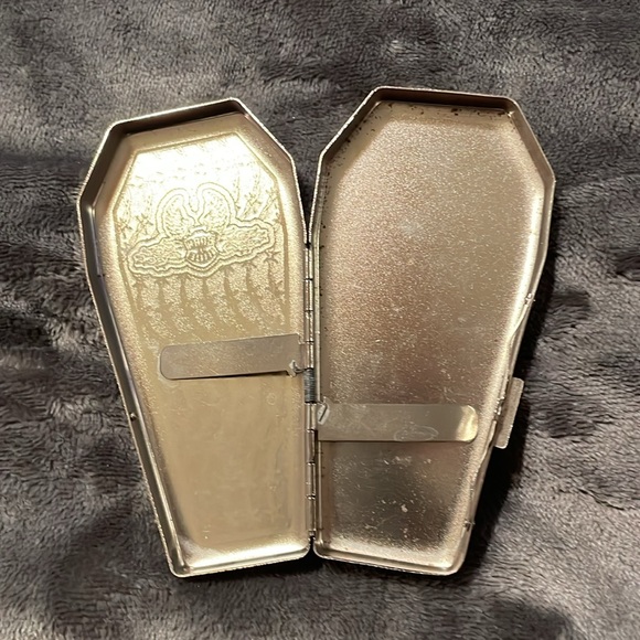 Born to ride silver colored coffin shaped cigarette case w/barbed wire design - Picture 4 of 6